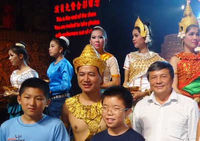 HK chụp ảnh lưu niệm với diễn viên đội múa Hoàng Gia 
